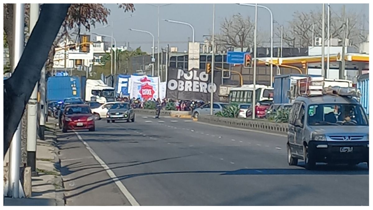 Los manifestantes ya se encuentran sobre la Avenida Hipolito Yrigoyen (FOTO: @tarsaonline)