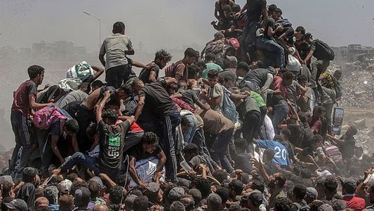 Video sensible: la desesperación de miles de gazatíes crea un tren humano para conseguir comida