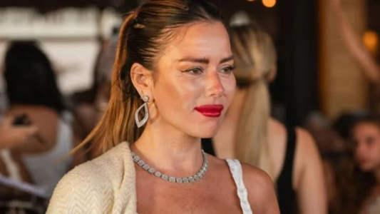 Un hombre besó a la fuerza a Karina Jelinek en un evento en Punta del Este: el impactante video