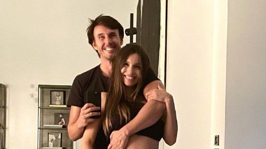 La imagen más tierna de Moritán besando la pancita de Pampita