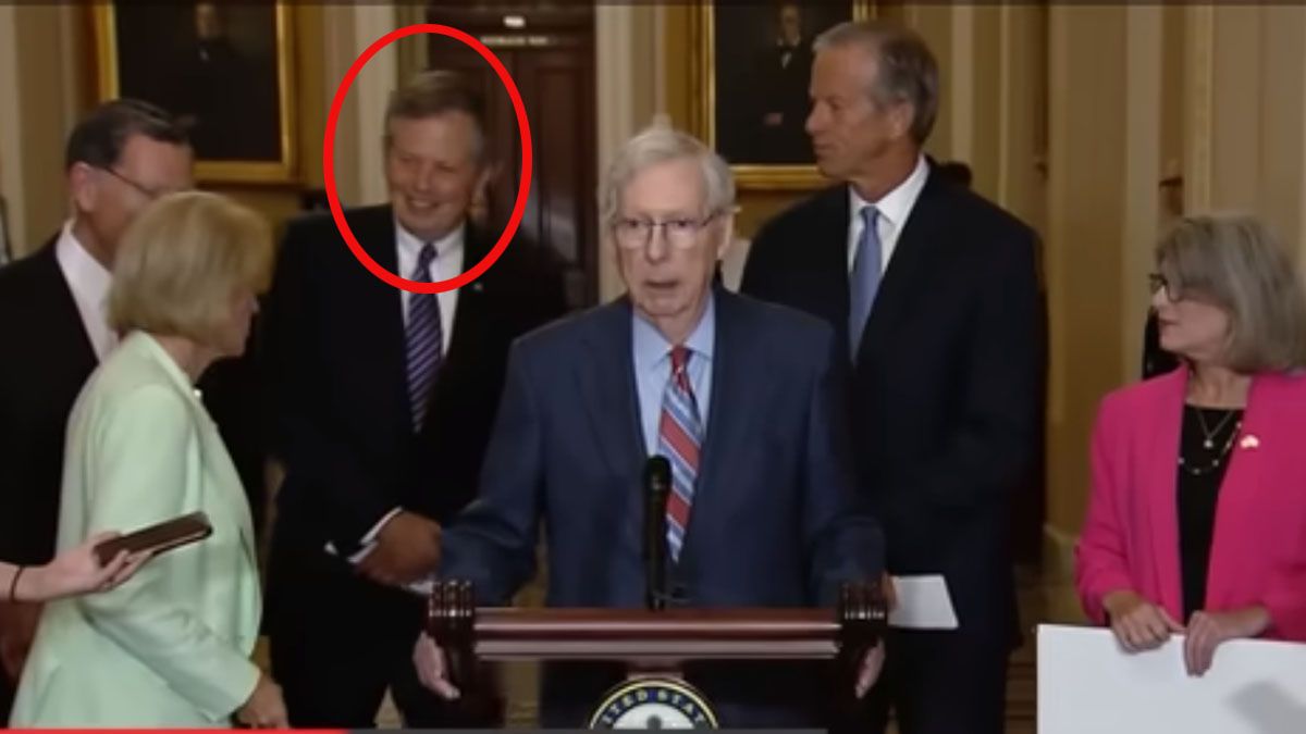 &nbsp;El senador McConnell ya se qued&oacute; paralizado, mientras un asesor sonr&iacute;e a sus espaldas, porque todos tardaron en comprender lo que suced&iacute;a. (Foto: Captura de TV)