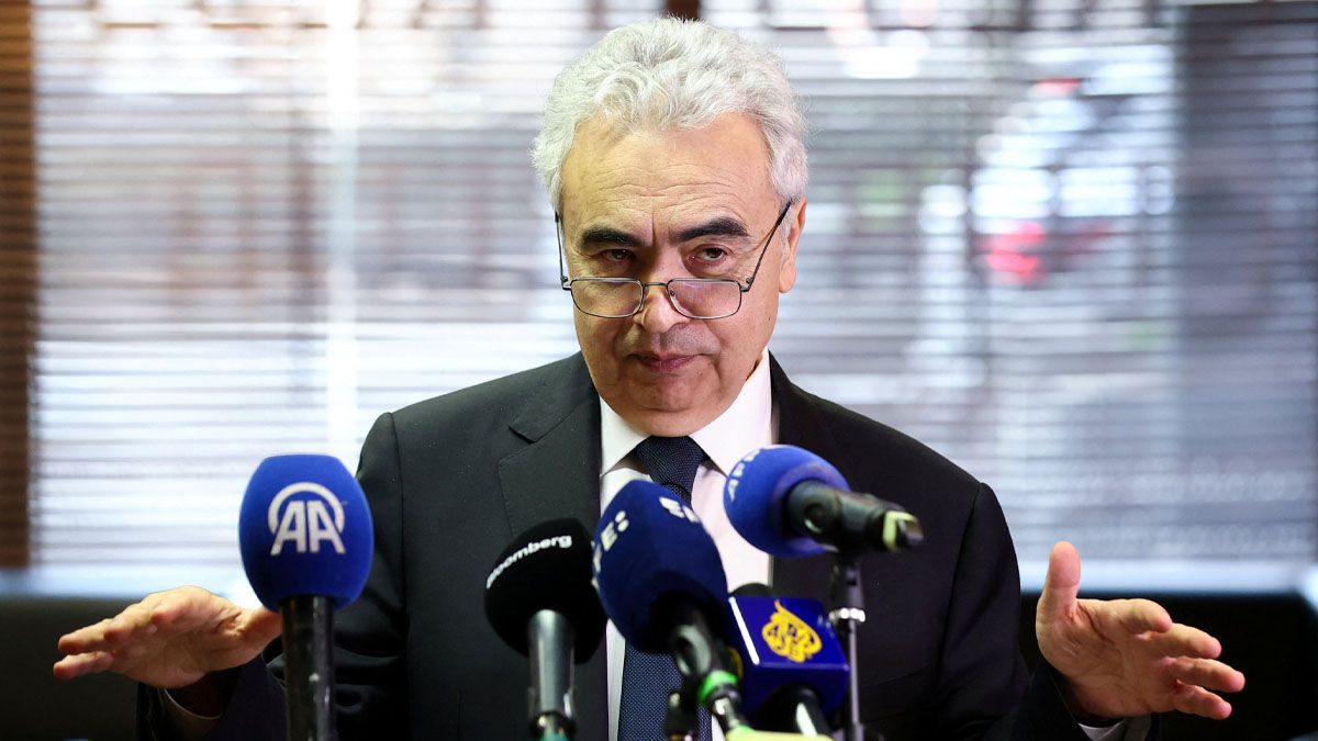Fatih Birol, presidente de la AIE, al momento de anunciar la liberación al mercado de 400 millones de barriles de petróleo para evitar su suba en el mundo. (foto: Reuters)