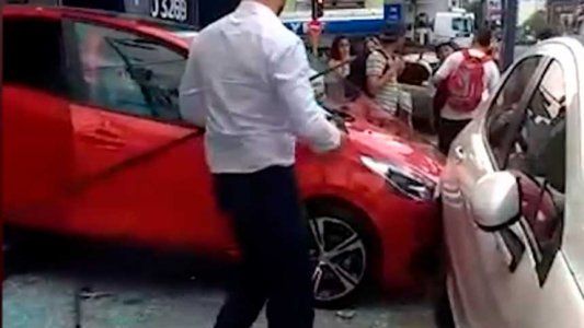 Quiso probar el motor de un auto en una concesionaria y no se dio cuenta que estaba en cambio: rompió todo y atropelló a transeúntes