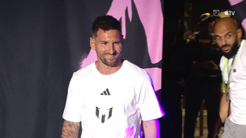 La presentación de Lionel Messi arrancó en el medio de una lluvia torrencial