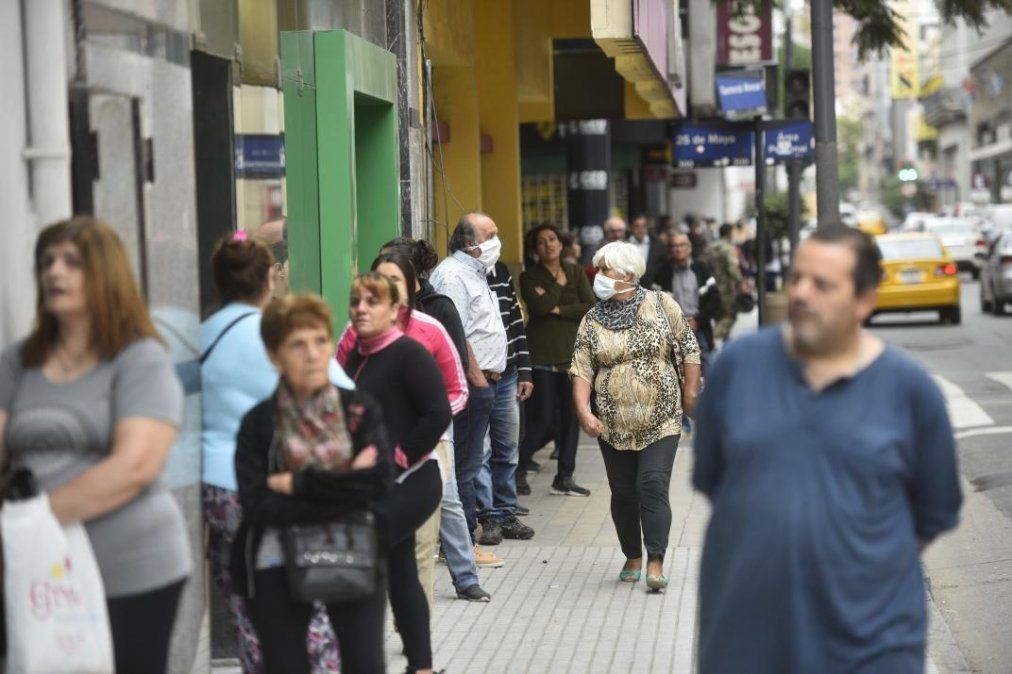 Beneficiarios de la AUH y AUE cobrarán el viernes el bono de 10.000 pesos