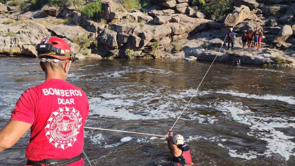 Rescataron a 20 turistas que quedaron atrapados en la crecida de un río en Mina Clavero. (FM Power Argentina)