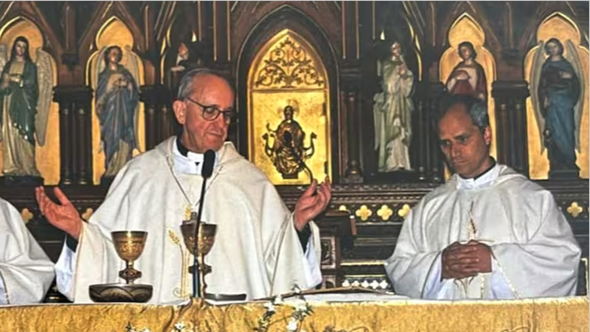 La inédita imagen de los papas juntos en una misa en CABA. (Foto: redes):