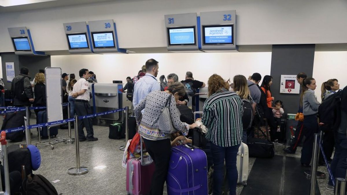 Grandes demoras se volvieron a registrar en Aeroparque. (Foto: NA)