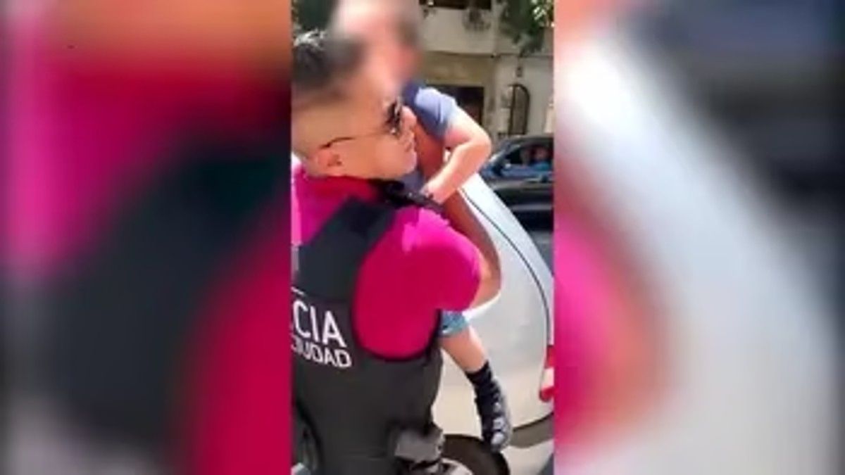 El momento en que el niño es rescatado (Foto: captura de video).