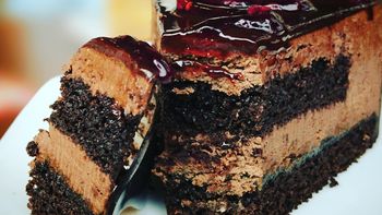 Un joven se viralizó por su estrategia para pedir otra porción de torta en la casa de su novia