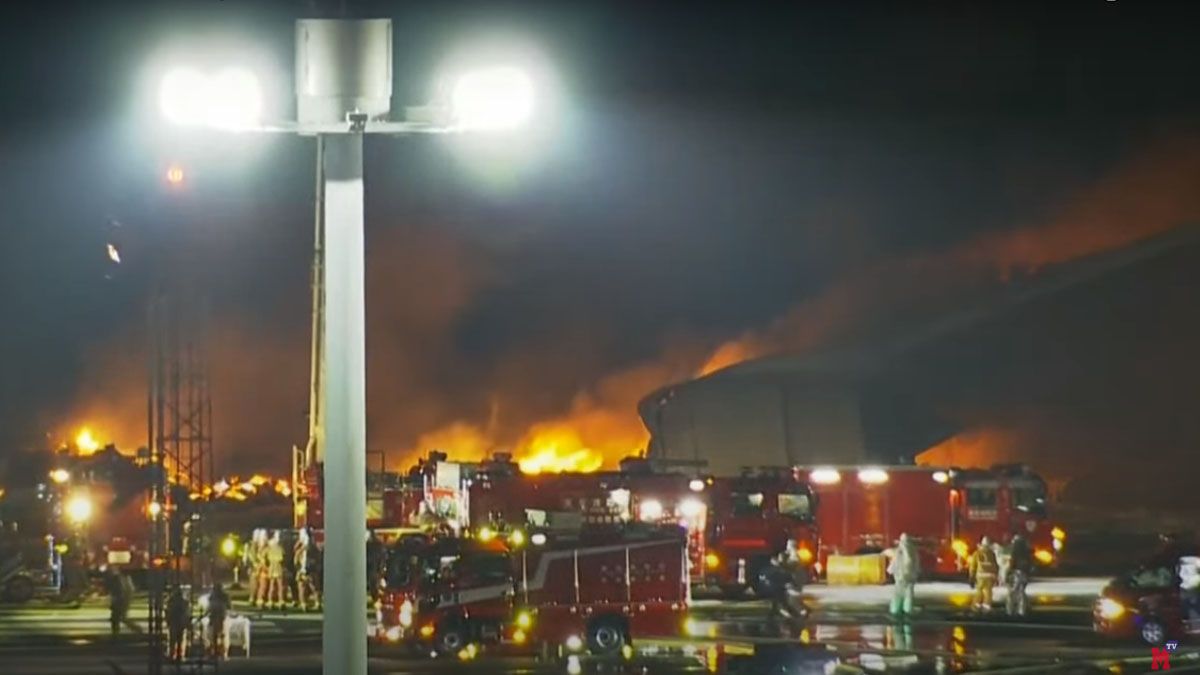 El eficiente trabajo d elos pbomberos permitió evacuara todos los pasajeros sin que hubiese vícitmas. (Foto: Captura de TV)