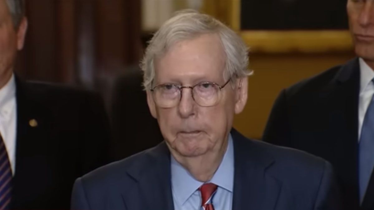 &nbsp;El primer plano de la televisi&oacute;n pareci&oacute; registrar el momento en que el senador McConnell sufr&iacute;a un episodio cerebral. (Foto: Captura de TV)