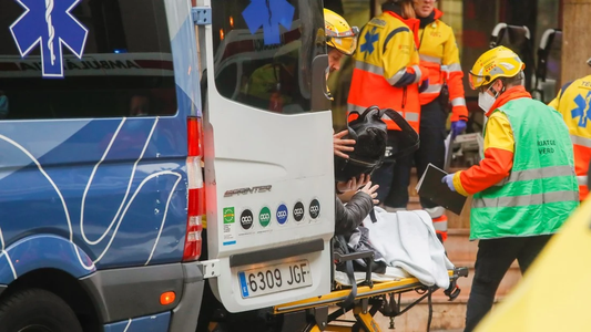 Gemelas argentinas de 12 años cayeron del tercer piso de un edificio en Barcelona: una murió y la otra está en grave estado