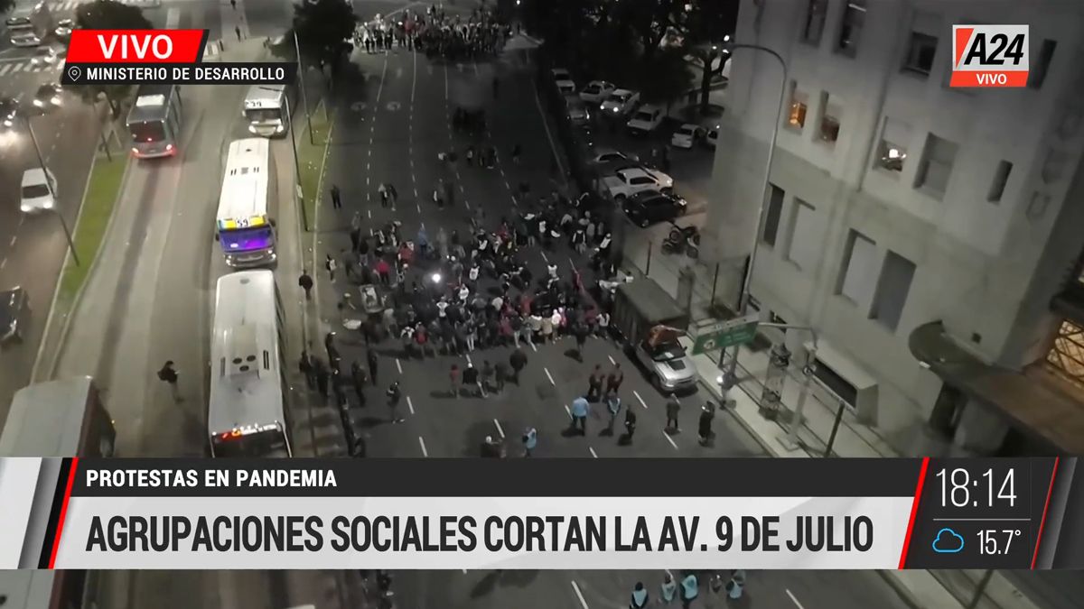 Organizaciones sociales protestan en la 9 de Julio para reclamar asistencia por parte del Gobierno.