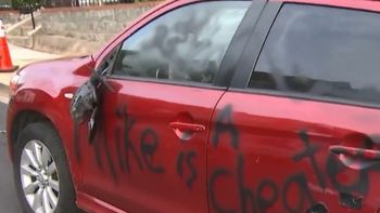 Venganza sale mal: le destrozó el auto a su novio por infiel, pero se equivocó de vehículo