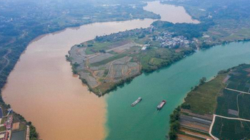 Impresionante: dos ríos se fusionaron y crearon una frontera bicolor en China