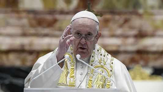 El papa Francisco reforma una ley para castigar abusos contra menores y adultos