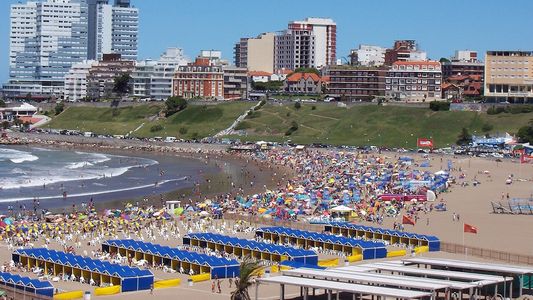 Arena hirviendo: la explicación científica detrás del calor en las playas argentinas