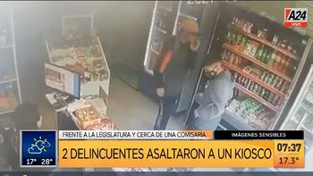 La Plata: indignante robo a un kiosco en frente a la Legislatura. (Captura de Tv) La Plata: indignante robo a un kiosco en frente a la Legislatura. (Captura de Tv)