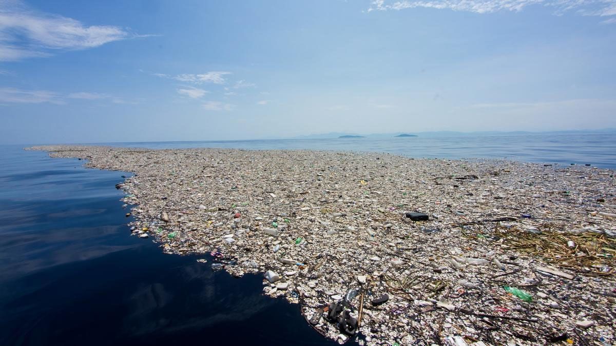 En el océano se forman súper islas de plastico abandonados por el hombre. (Foto: Gentileza El Periódico)