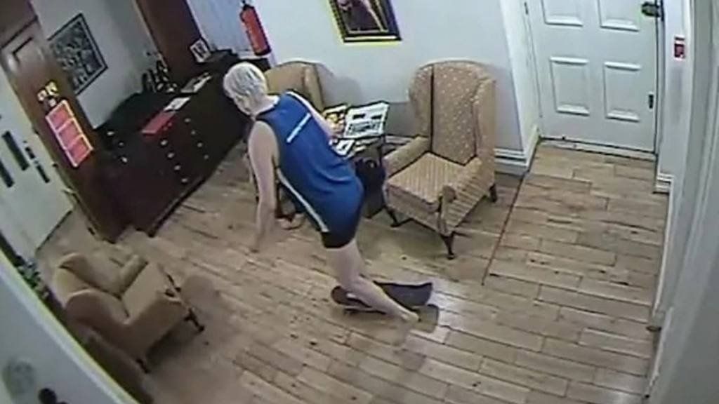 En patineta y calzoncillos: las fotos de Assange en la embajada de Ecuador