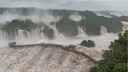 Las impactantes imágenes de las Cataratas del Iguazú desbordadas: ¡9 millones de litros de agua por segundo!