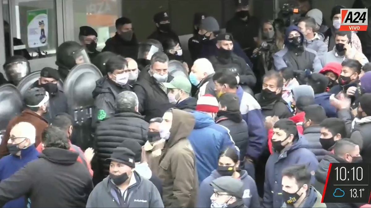 Trabajadores del Mercado Central iniciaron esta mañana una jornada de protesta frente al Centro Administrativo del mercado .