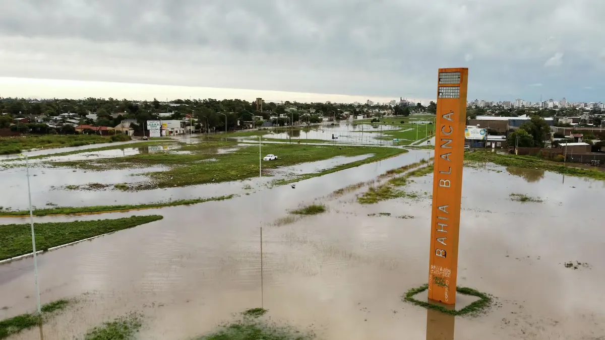 Al menos 13 personas murieron en las inundaciones.