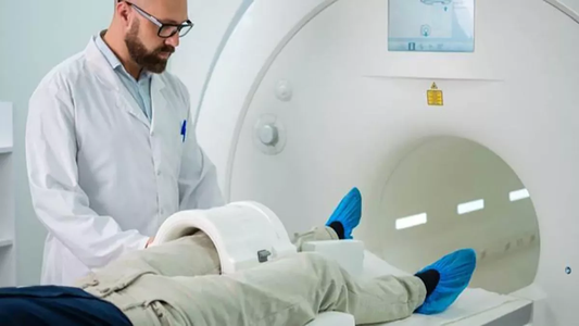 Pensó que la estaban partiendo por la mitad: la máquina de resonancia magnética