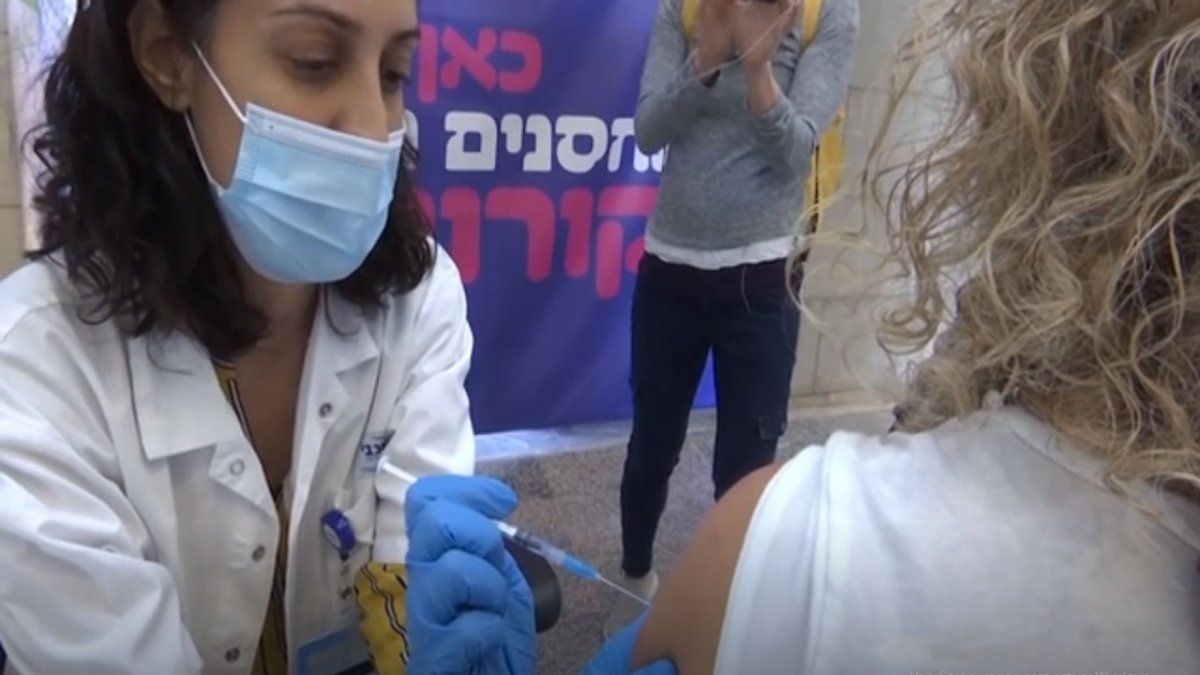 Con más del 20% de la población vacunada, Israel logró reducir fuertemente los contagios luego de la segunda dosis