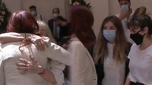 Cristina Fernández de Kirchner despidió a Maradona: Claudia la abrazó pero las hijas se negaron