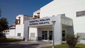 Se les cayó su bebé de 2 meses mientras andaban en moto y lo abandonaron en el piso con graves heridas