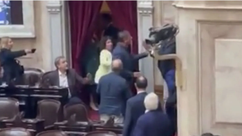Después de las piñas entre libertarios, suspendieron la reunión de la comisión que debía analizar el DNU del acuerdo con el FMI