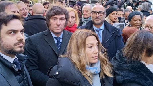El papelón de Javier Milei en el acto de la AMIA: lo increparon familiares de víctimas