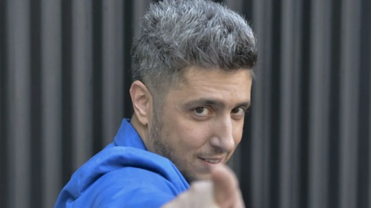 Jey Mammon reapareció en las redes rodeado de sus seres queridos: Festejando