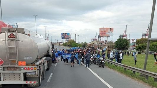 Hinchas de San Telmo cortaron la Autopista Buenos Aires-La Plata