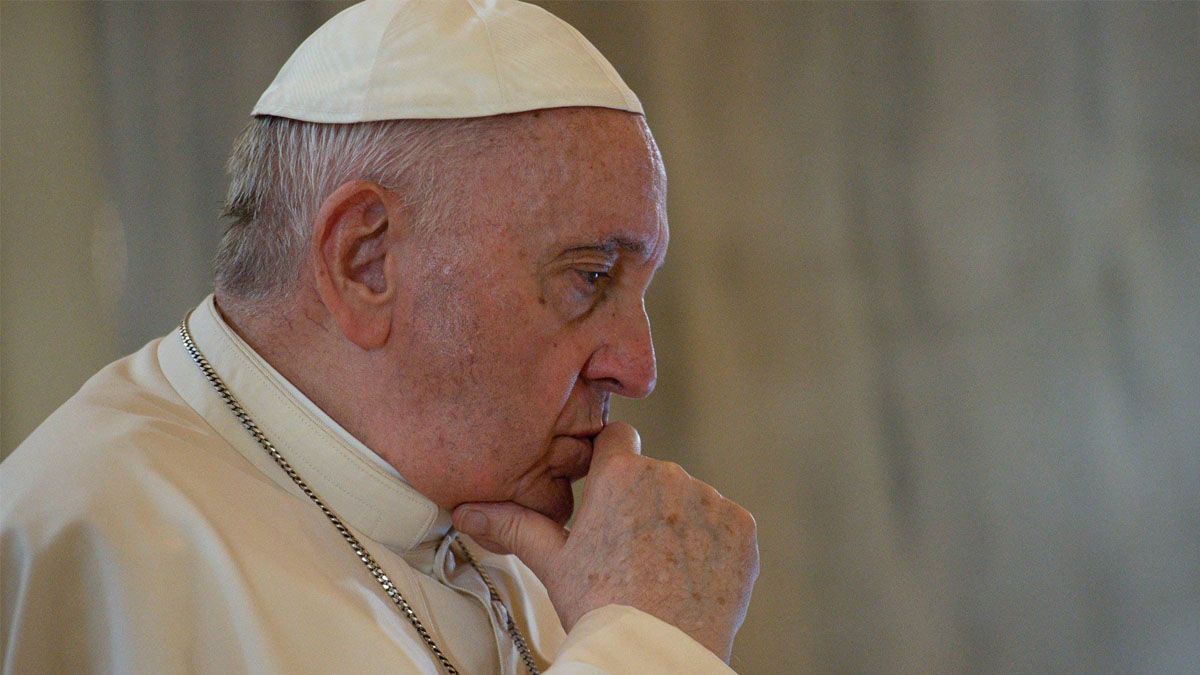 El papa Francisco lanzó una dura advertencia sobre el periodismo: El primer pecado es.... (AP)