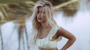 ¡Fuego! Laurita Fernández pura sensualidad en una campaña en bikini