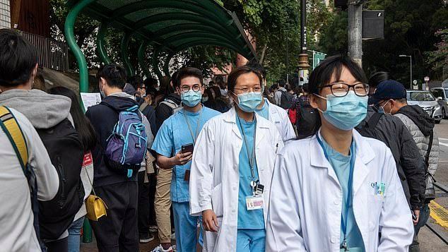 El coronavirus causó la primera víctima mortal en Hong Kong y ya hay más de 20 mil infectados