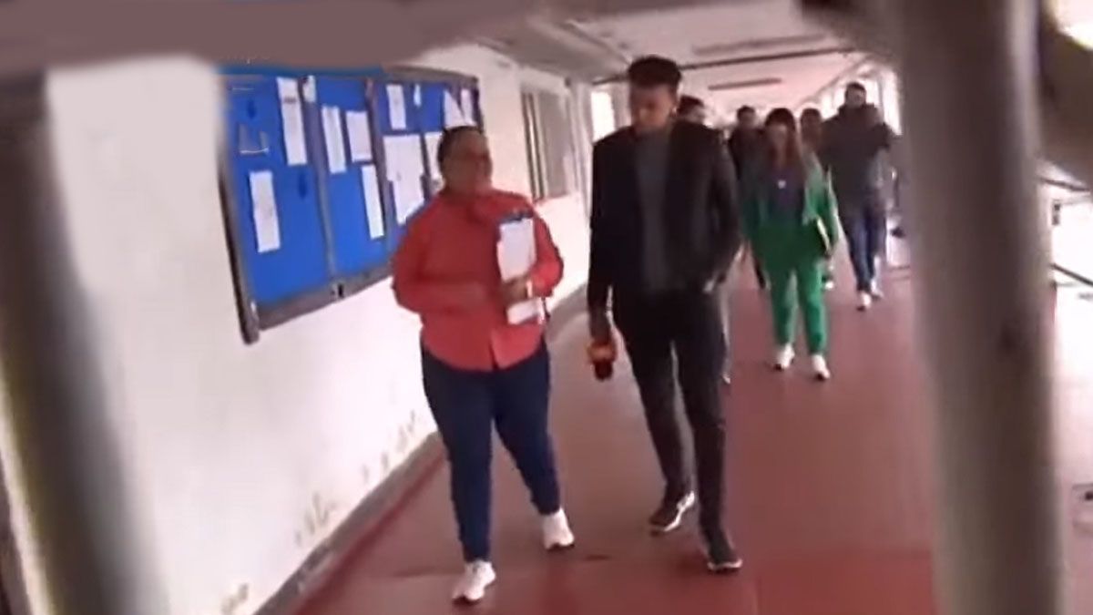 Sandra del Pilar, acompañado por un periodista en la cárcel de Bogotá, Colombia (Foto: Captura de TV)