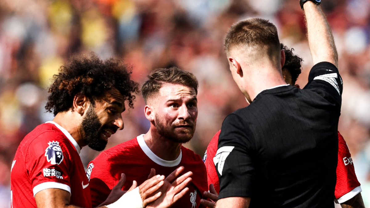 Mac Allister pegó un planchazo y vio la roja en el partido de Liverpool frente a Bournemouth. (Captura)