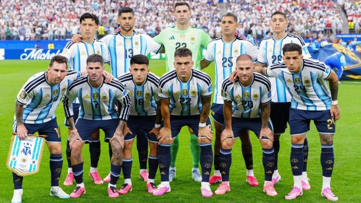 El Dibu, en el centro de la formación de la selección argentina. Figura indiscutida de la Argentina, tuvo un mundial complicado por culpa de una fractura en un dedo en la etapa previa. (Foto: Gentileza 442)