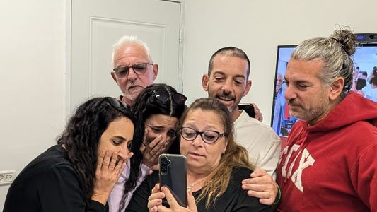 Reencuentros y lágrimas: las primeras fotos de los tres argentinos liberados con vida en Gaza