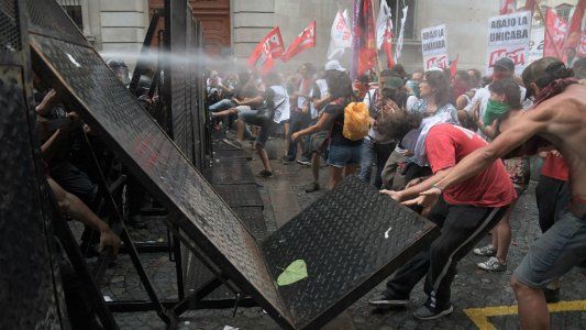 En un clima de tensión por los incidentes en la calle, la Legislatura porteña aprobó la creación de la UniCABA