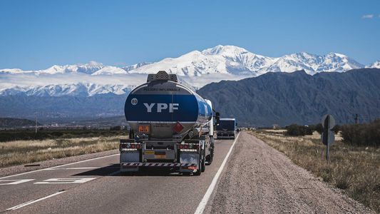 Ante la escasez de gasoil, YPF aseguró que prioriza el abastecimiento interno