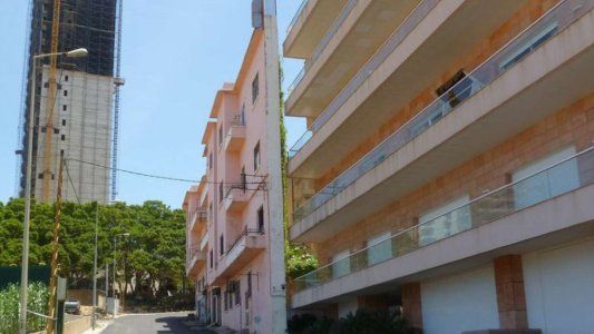 ¿Rencoroso yo? Construyó un edificio de un metro de ancho para taparle la vista al mar a su hermano