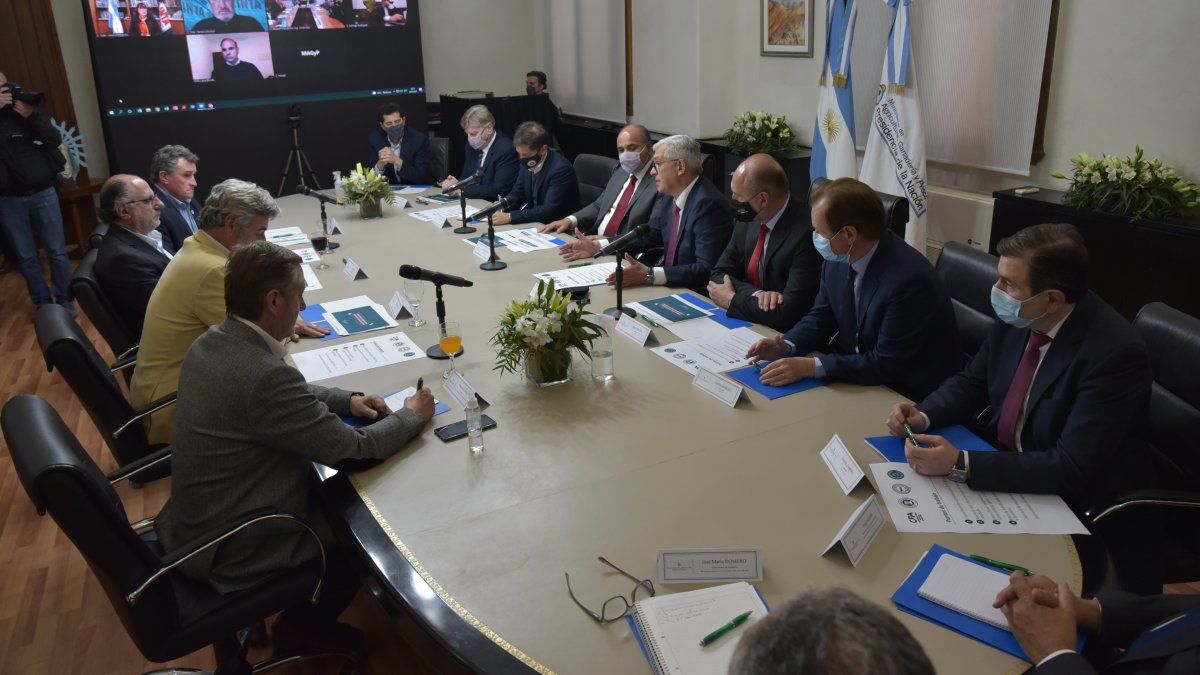 Julián Domínguez y la Mesa de Enlace: los productores están a la espera de la resolución por las exportaciones de carne de vaca. 