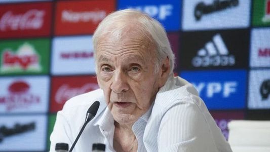 Preocupación total: César Luis Menotti fue operado y su pronóstico es reservado