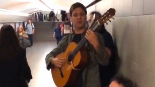 Rodrigo de la Serna sorprendió tocando junto a su banda en el subte