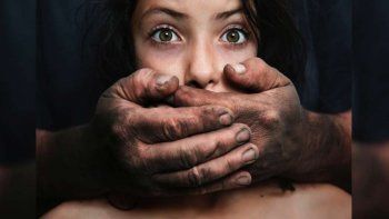 Siete hombres violaron a una joven con esquizofrenia y lo compartieron por Whatsapp